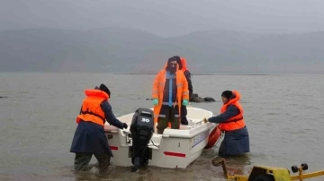 Kaçak avcılar tarafından göle serilen ağlar toplandı
