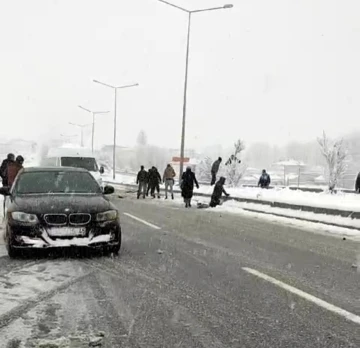 Kaçak göçmen taşıyan kamyonet kaza yaptı; 5 yaralı
