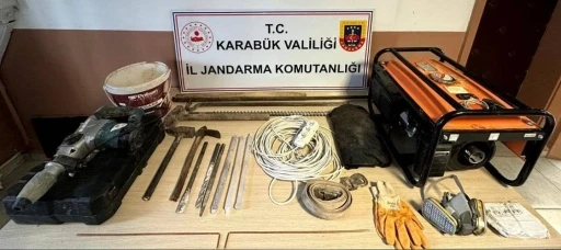 Kaçak kazı yapan 5 kişi jandarmaya yakalandı
