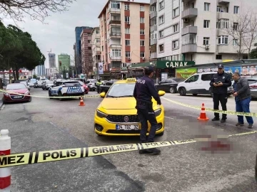 Kadıköy’de taksiciyi gasp edip bıçakladılar
