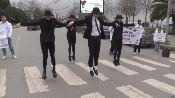 Kadıköy trafiğinde &quot;moonwalk&quot; dansı