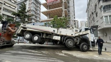 Kadıköy'de devrilen vinç, inşaat alanında hasara neden oldu