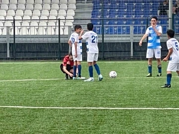 Kadın hakem maçı durdurup küçük futbolcunun ayakkabılarını bağladı
