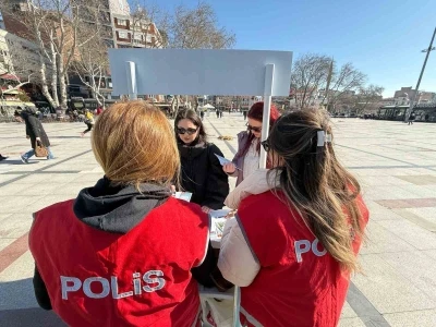 Kadın polislerden KADES bilgilendirme çalışması
