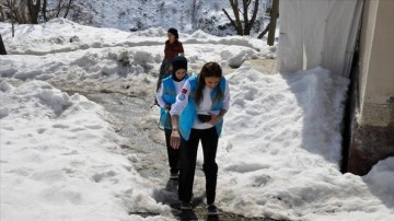 Kadın sağlıkçılar, Irak sınırındaki köylerde hastalara evde hizmet veriyor