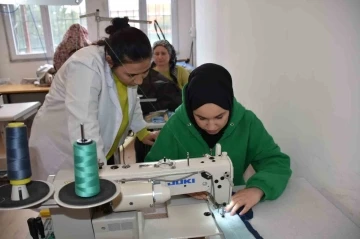 Kadınlar DOSTEM’in istihdam garantili kurslarıyla iş sahibi oluyor
