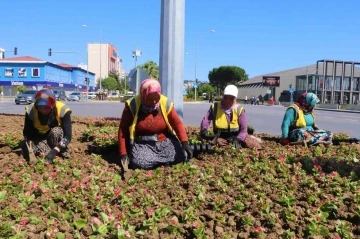 Kadınların yakıcı güneş altında ekmek mücadelesi: Şehri onlar süslüyor
