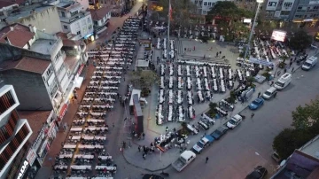 Kadir Gecesi’nde 5 bin kişi cadde ve sokaklarda iftar yaptı
