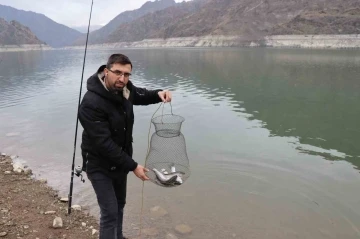 Kafeslerden kaçan balıkları oltayla tutuyorlar
