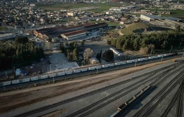 Kahramanmaraş’a tren yoluyla gönderilen yüzlerce konteyner ev, drone ile görüntülendi