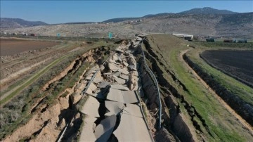 Kahramanmaraş merkezli depremler bazı köy ve mahalle yollarını harap etti