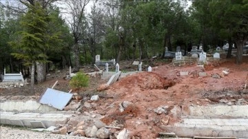 Kahramanmaraş merkezli depremler mezarlıklarda da hasara neden oldu