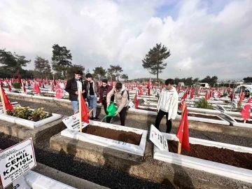 Kahramanmaraş’ta depremin yıldönümünde mezarlıklar doldu taştı
