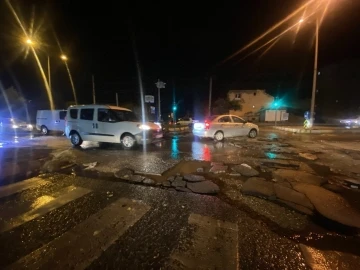 Kahramanmaraş’ta şiddetli yağmur hayatı felç etti, yol yarıldı
