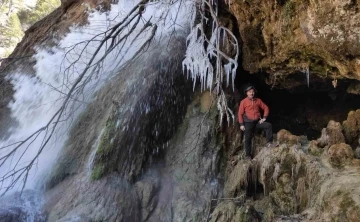 Kahramanmaraş’ta soğuktan buzul sarkıtları oluştu
