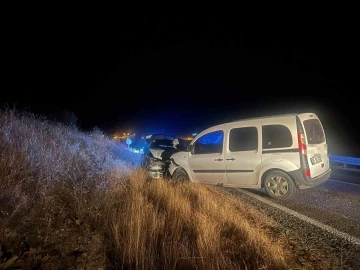 Elbistan'da ticari araç ile otomobil çarpıştı: 11 yaralı