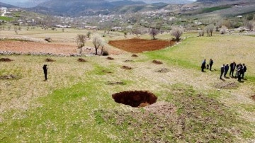 Kahramanmaraş'ta depremin ardından tarım arazisinde obruk oluştu