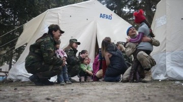 Kahramanmaraş'ta depremzedelere Azerbaycanlı kadın askerlerden psikolojik destek