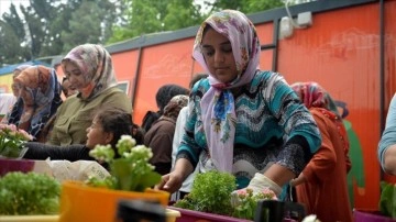 Kahramanmaraş'ta konteyner kentte kalan kadınlar çiçek dikti