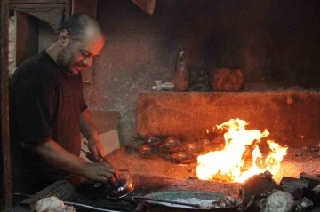 Kalaycı kardeşler, 80 derece sıcaklıkta dede mirası mesleklerine sahip çıkıyor
