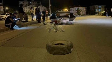 Kaldırıma çarpan otomobilin tekeri koptu, takla atıp ters yöne uçtu
