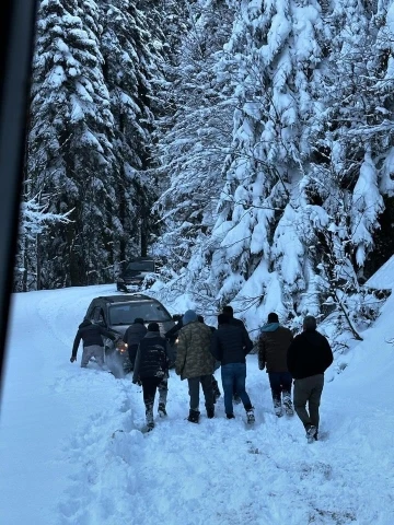 Kamp yaptıkları yaylada mahsur kalan 8 kişiyi off-road ekipleri kurtardı
