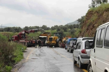 Kamyon şoförünün acelesi, trafiği felç etti
