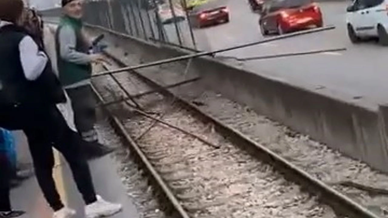 Kamyondan düşen demirler trafik ve metro seferlerini aksattı