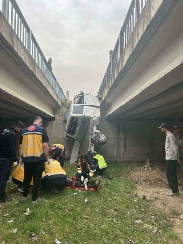 Kamyonet dereye uçtu: 3 yaralı
