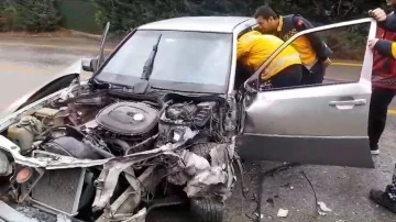 Kamyonet ile çarpışan otomobilde sıkışan yaralıyı itfaiye kurtardı
