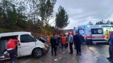 Kamyonet ile minibüs kafa kafaya çarpıştı