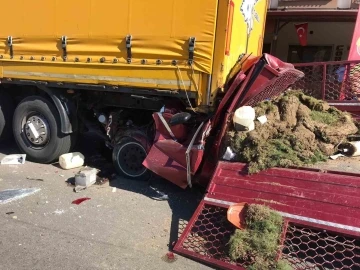 Kamyonet önce otomobile ardından tıra çarptı: 2 ölü
