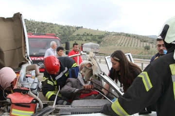 Kamyonet tıra arkadan çarptı: 1 ölü, 1 ağır yaralı
