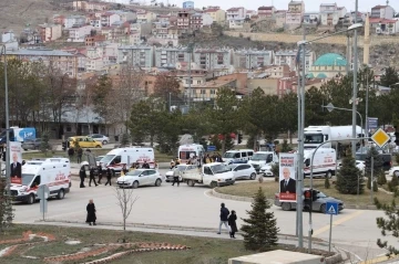 Kamyonete çarpmamak için manevra yapan ambulans kaldırıma çarptı: 2 yaralı
