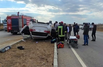 Kamyonete çarpmamak için manevra yapan araç takla attı: 2 yaralı
