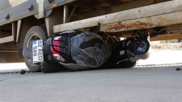 Kamyonetin altına giren motosikletin sürücüsü ağır yaralandı
