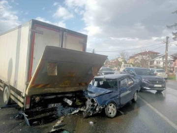 Kamyonetin altına giren Tofaş kağıt gibi ezildi: 1 yaralı
