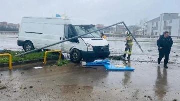 Kamyonetiyle akaryakıt istasyonunun levha direğine çarpan sürücü öldü