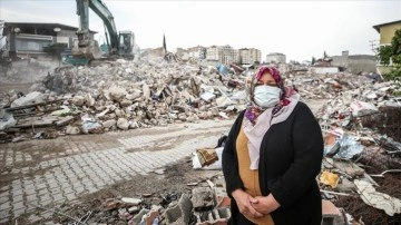 Kanserden ölen eşinden kalan hatıraları için enkaz başında bekliyor