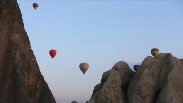 Kapadokya'da nisanda 30 binden fazla turist balon turuna katıldı