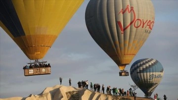 Kapadokya'da yerli turistler bayramda güneşi gökyüzünde karşıladı