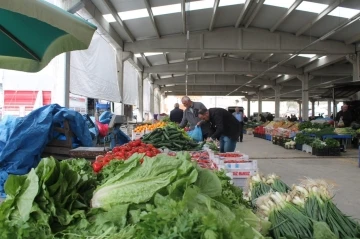 Kapalı pazar yerinde esnaf sıcak ortamda satışlarını yapıyor
