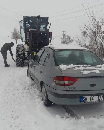 Kapanan yolda mahsur sürücüyü ekipler kurtardı
