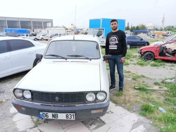 Kapı kilidini kırdıkları otomobilden 4 bin liralık eşya çaldılar
