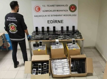 Kapıkule Gümrük Kapısı’nda 3 milyon 730 bin lira değerinde 6 bin adet telefon ele geçirildi
