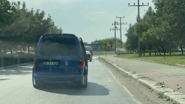 Kapısı açık bir şekilde seyreden araç görenleri tedirgin etti