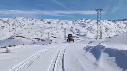 Kar kalınlığı 1 metreye ulaştı, ekipler 35 kilometrelik yolu açmak için seferber oldu
