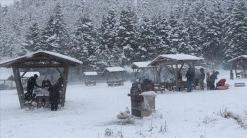 Kar kalınlığı 30 santimetreye ulaşan Abant'a gelenler karın keyfini çıkarttı