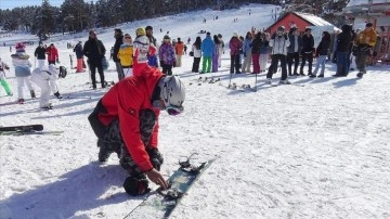 Kar kalınlığı 48 santimetreye ulaşan Cıbıltepe kayakseverlerin akınına uğradı