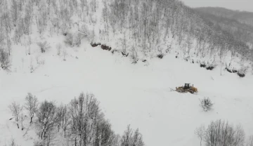 Kar kalınlığının 2 metreyi aştığı bölgede çığ riskine rağmen zorlu çalışma
